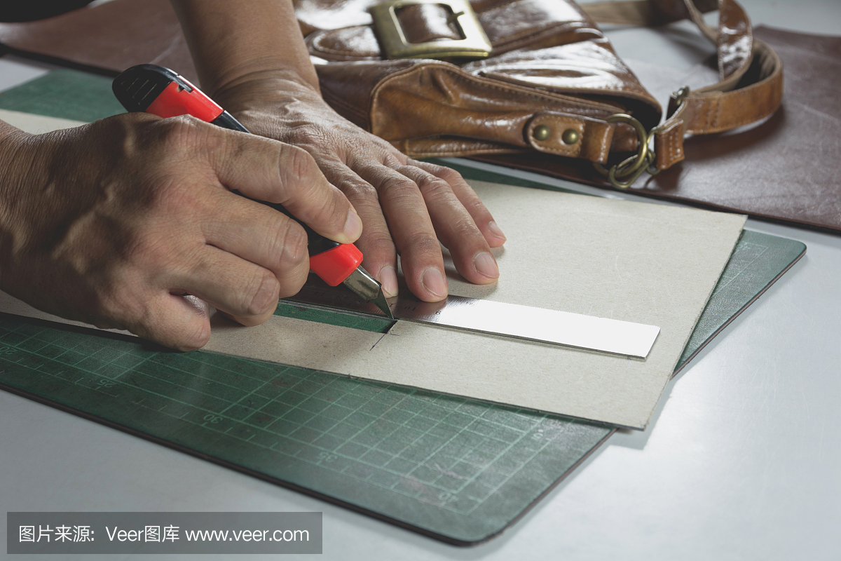特寫的男性手切割與刀的模式為袋。國產(chǎn)產(chǎn)品概念。