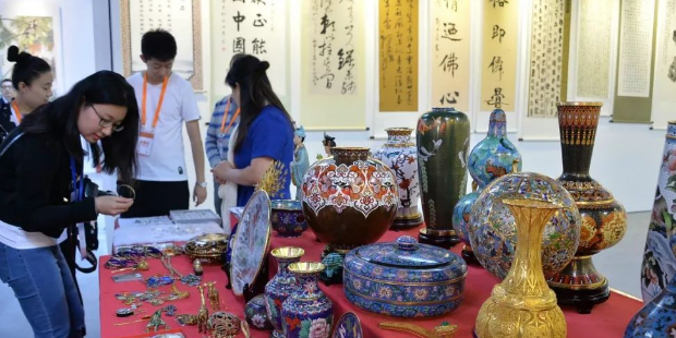 奧林匹克公園藝術(shù)品交易中介,北京雍和文化藝術(shù)品交易中心等都在做