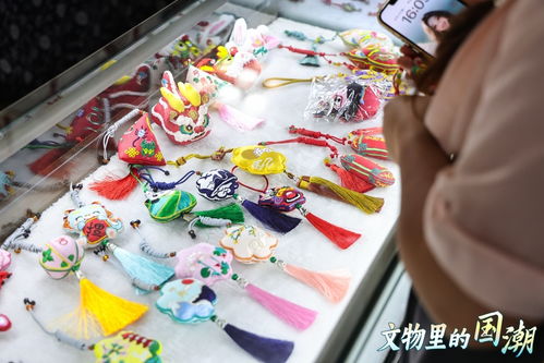 文物里的國(guó)潮 傳統(tǒng)與現(xiàn)代交融 非遺香包與國(guó)潮文創(chuàng)展現(xiàn)文化新風(fēng)貌